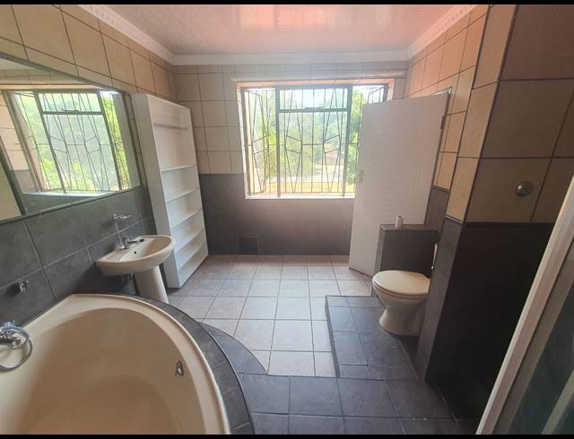 2 BEDROOM APARTMENT TO LET IN THREE RIVERS PROPER